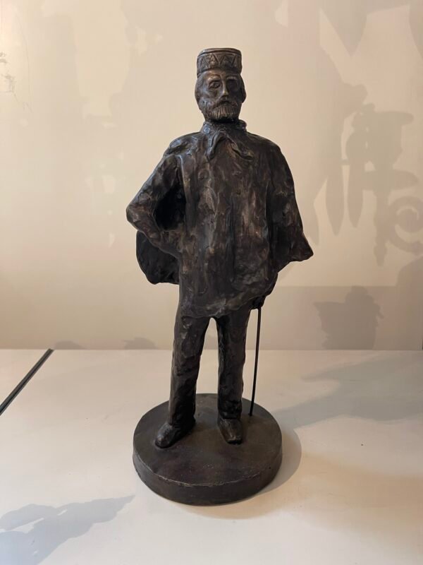 Scultura in bronzo di gentiluomo con bastone
