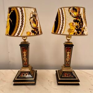 Coppia di lampade da tavolo in stile neoclassico con paralumi decorati in stile Versace