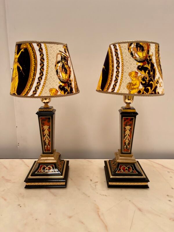 Coppia di lampade da tavolo in stile neoclassico con paralumi decorati in stile Versace