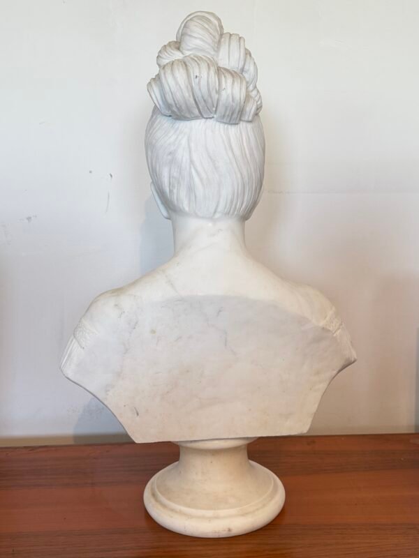 Busto Scultoreo in Marmo – Donna in Stile Neoclassico - Image 3