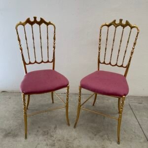 Coppia di Sedie Chiavarine in Ottone Dorato con Seduta in Tessuto Bordeaux