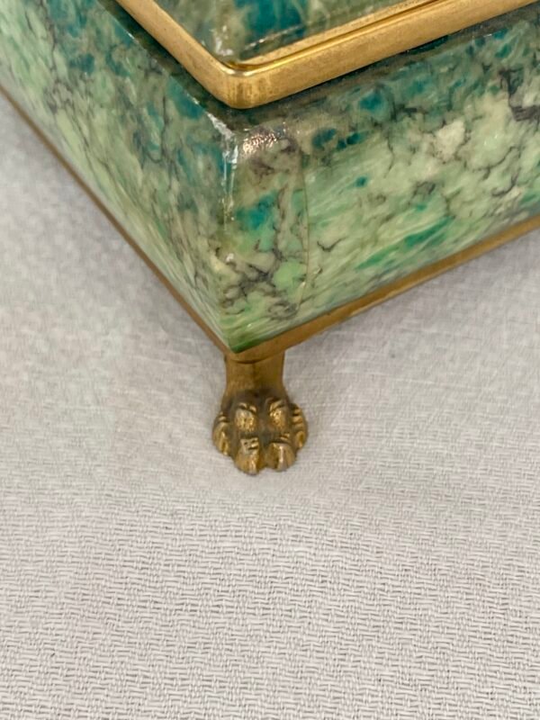 Scatola Decorativa in Malachite Sintetica con Finiture in Ottone Dorato – Stile Neoclassico - Image 3