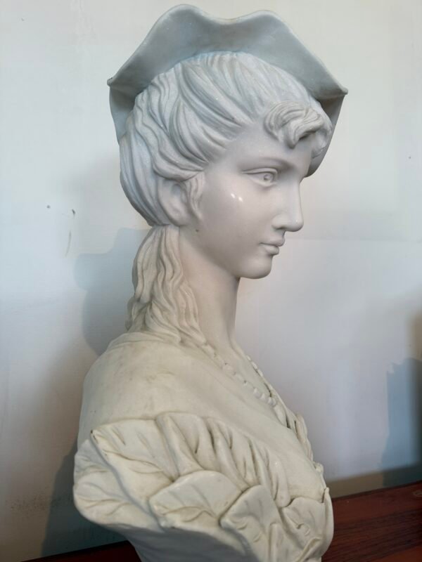 Busto Scultoreo in Marmo – Donna con Cappello in Stile Liberty - Image 5