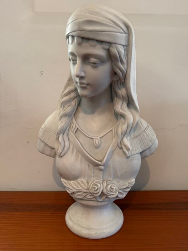 Busto Scultoreo in Marmo – Donna con Velo in Stile Orientalista