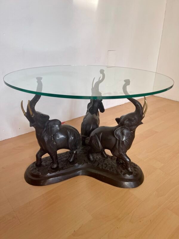 Tavolino da salotto con base scultorea a elefanti - Image 2