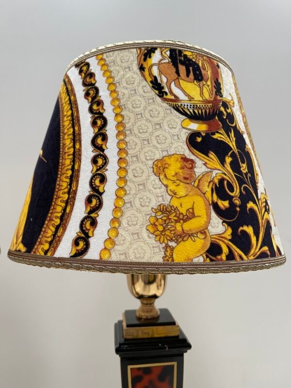 Coppia di lampade da tavolo in stile neoclassico con paralumi decorati in stile Versace - Image 4