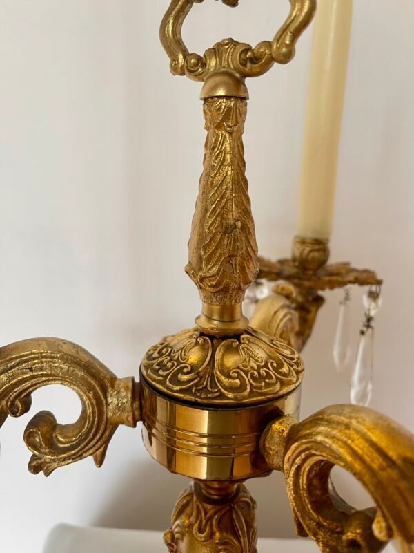 Candelabro in bronzo dorato con pendagli in cristallo - Image 4