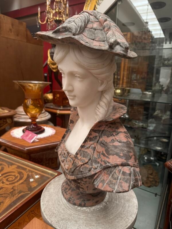 Busto Policromo in Marmo – Donna con Cappello Decorato - Image 3