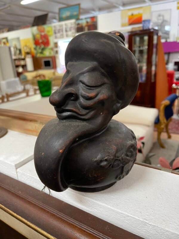 Scultura in terracotta nera – volto orientale con turbante - Image 2