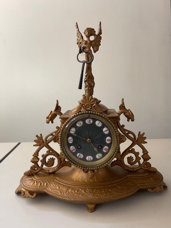 Orologio da camino in stile barocco con statuetta e chiave originale - Image 2