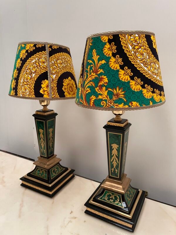 Coppia di lampade da tavolo in stile neoclassico con base decorata e paralumi in tessuto barocco - Image 2