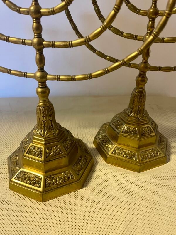 Coppia di candelabri a sette braccia in ottone - Image 5