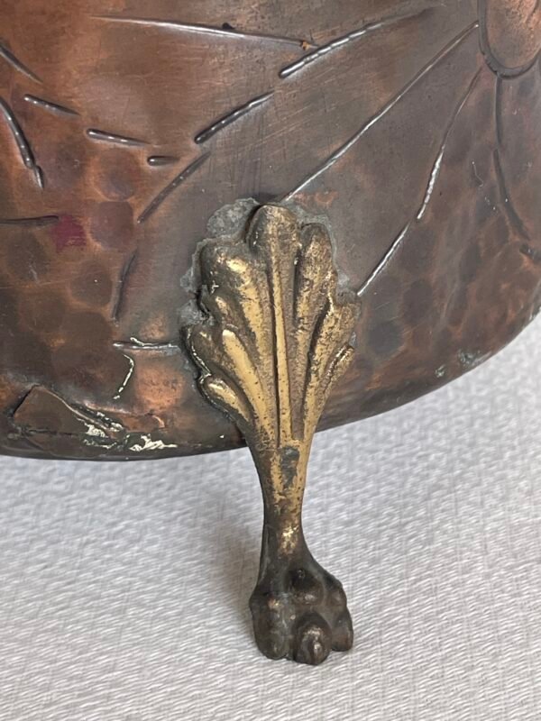 Secchio vintage in rame cesellato con manico e piedini decorativi - Image 3