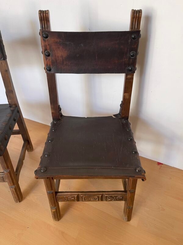 Coppia di sedie in legno e cuoio con borchie – stile rustico - Image 4