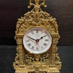 Orologio da tavolo in stile barocco dorato con numeri romani