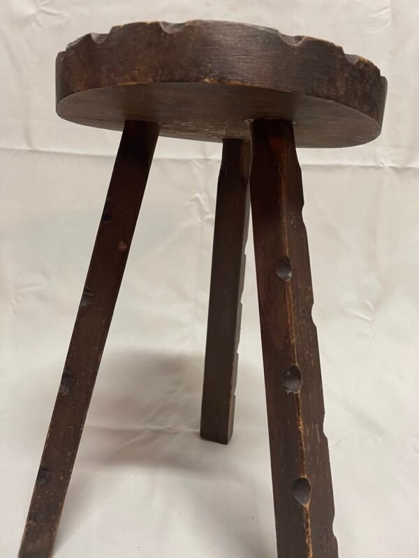 Sgabello Rustico Primitivo in Legno Intagliato a Mano - Image 3