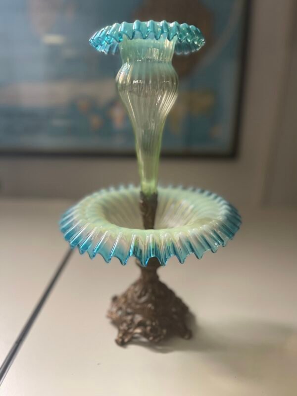 Affascinante Epergne in Vetro Opalescente su Base Ornata - Image 3