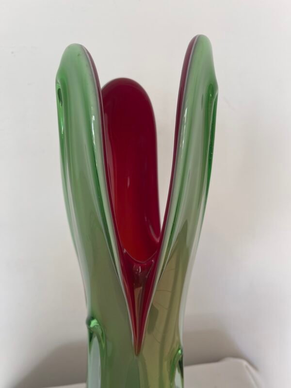 Vaso Decorativo in Vetro Verde e Rosso con Base Cromata - Image 3