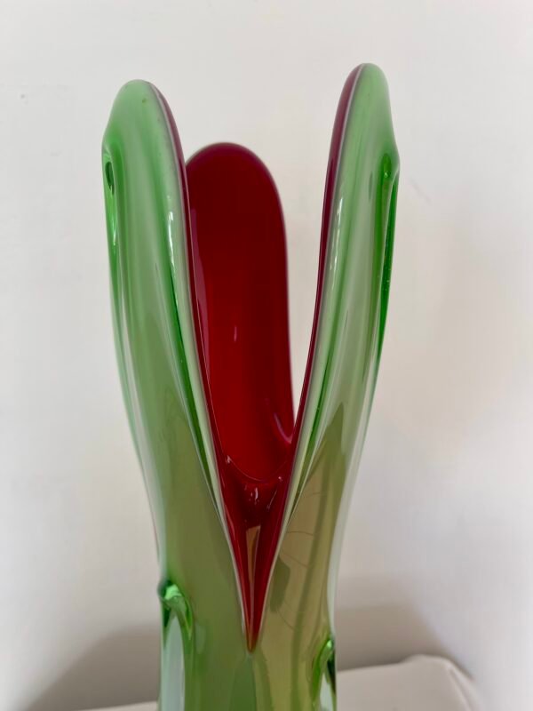 Vaso scultura in vetro artistico verde e rosso con base metallica - Image 3