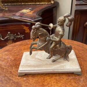 Scultura in bronzo – Cavaliere medievale in armatura su cavallo