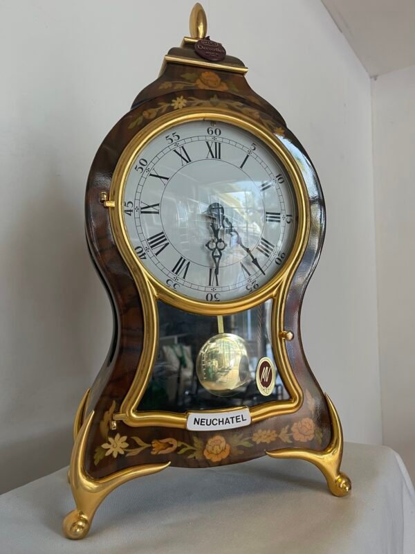 Orologio da Tavolo "Neuchâtel" in Legno Intarsiato e Ottone - Image 4