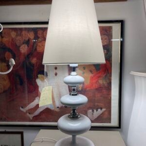 Lampada da tavolo di design con base in ceramica/resina e paralume in tessuto.
