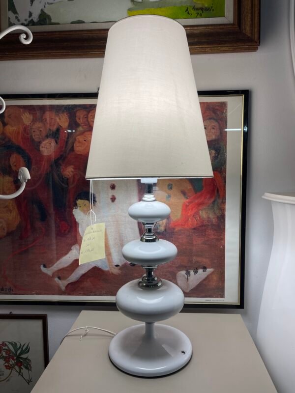 Lampada da tavolo di design con base in ceramica/resina e paralume in tessuto.