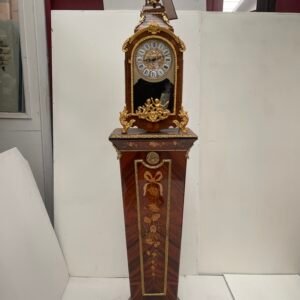 Maestoso Orologio a Colonna Intarsiato con Statua - Stile Luigi XV/Transizione
