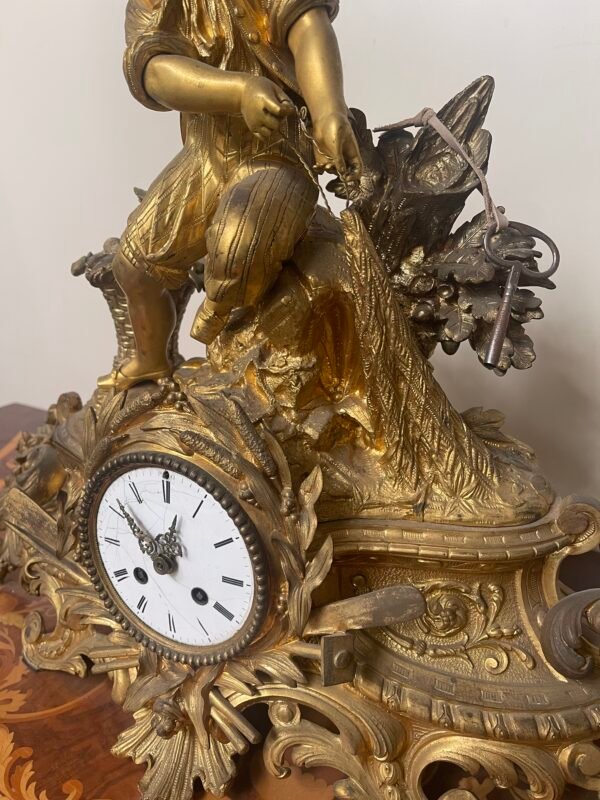Sontuoso Orologio da Tavolo in Bronzo Dorato con Scultura di Fanciullo - Image 3
