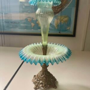 Affascinante Epergne in Vetro Opalescente su Base Ornata