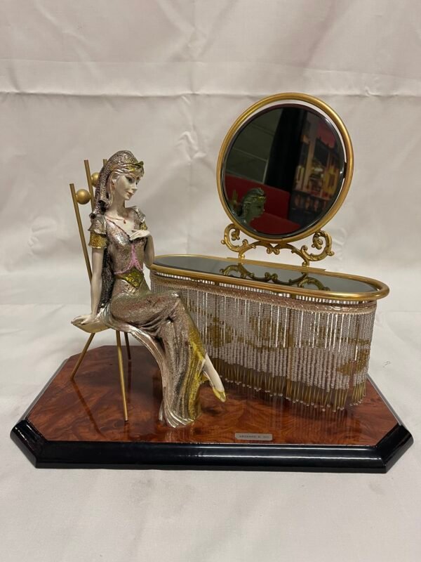 Scultura/Oggetto decorativo con figura femminile e specchio.