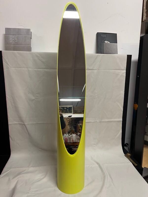 Iconico Specchio da Terra "Unghia" di Roger Lecal - Design Space Age