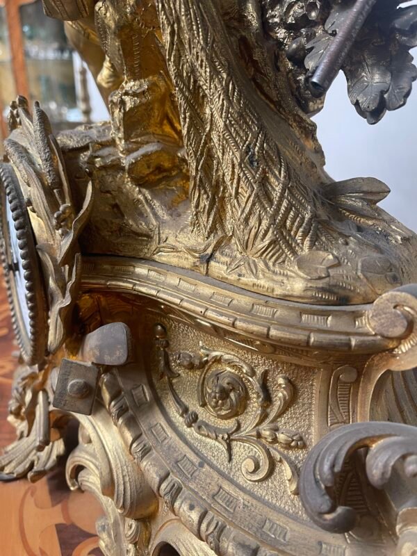 Sontuoso Orologio da Tavolo in Bronzo Dorato con Scultura di Fanciullo - Image 4