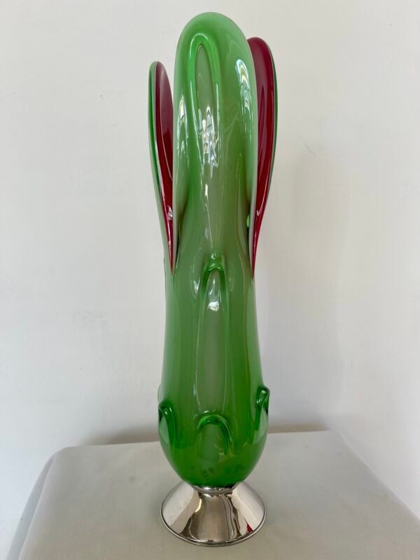 Vaso scultura in vetro artistico verde e rosso con base metallica - Image 4