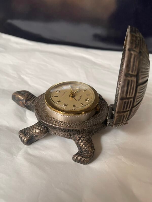 Orologio da tavolo vintage a forma di tartaruga con guscio apribile - Image 2