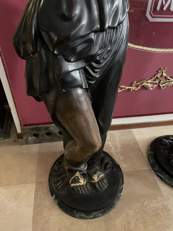 Maestosa Coppia di Sculture "Musi" in Bronzo Patinato - Image 2