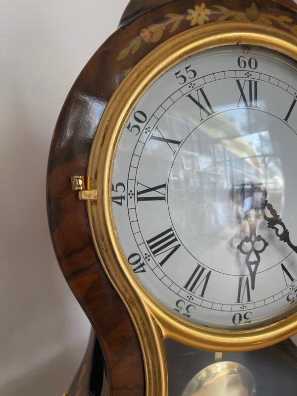 Orologio da Tavolo "Neuchâtel" in Legno Intarsiato e Ottone - Image 5