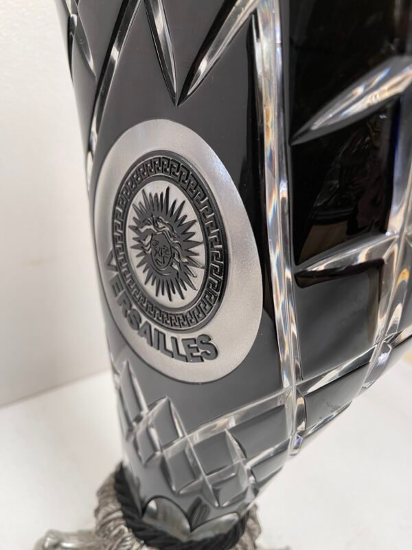 Vaso a ventaglio in cristallo nero inciso “Versailles” – Base barocca in stile argento - Image 3