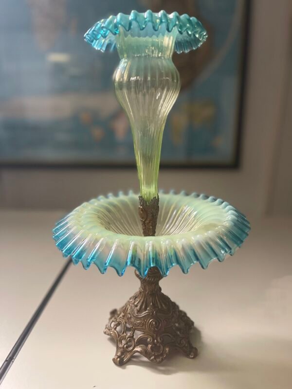 Affascinante Epergne in Vetro Opalescente su Base Ornata - Image 4