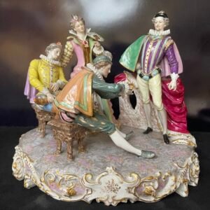 Gruppo scultoreo in porcellana policroma – Scena di corte settecentesca