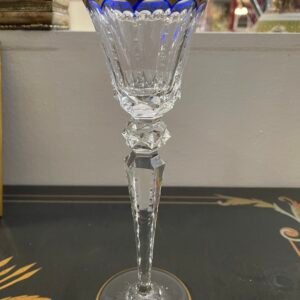Calice in cristallo con bordo blu cobalto e decorazioni dorate.
