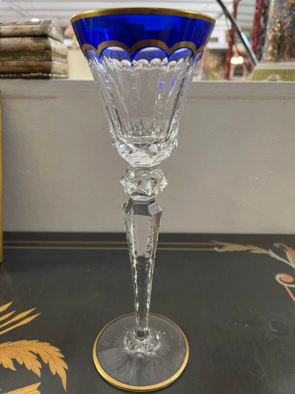 Calice in cristallo con bordo blu cobalto e decorazioni dorate.