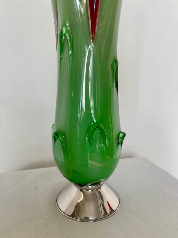 Vaso scultura in vetro artistico verde e rosso con base metallica - Image 2