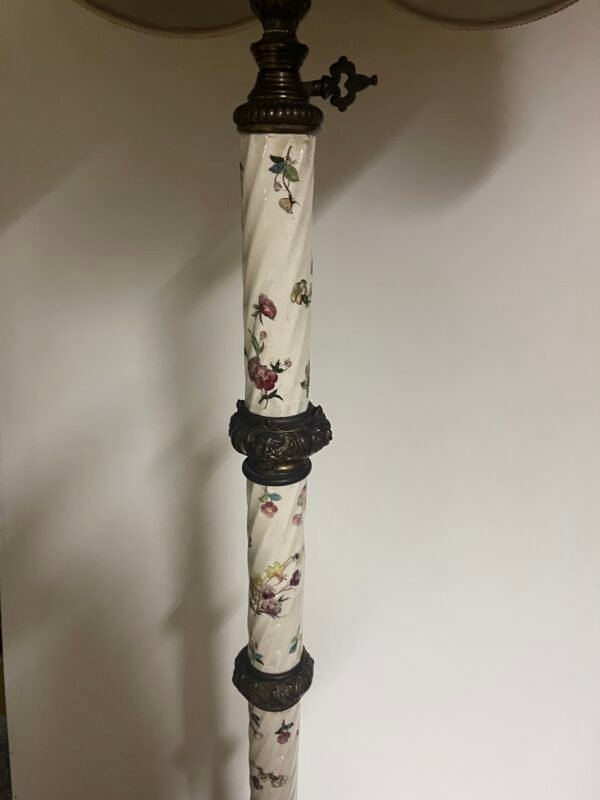 Lampada da terra (piantana) antica con decorazioni floreali. - Image 2