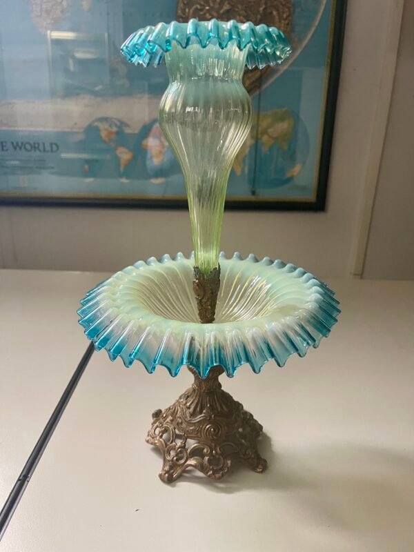 Affascinante Epergne in Vetro Opalescente su Base Ornata - Image 2