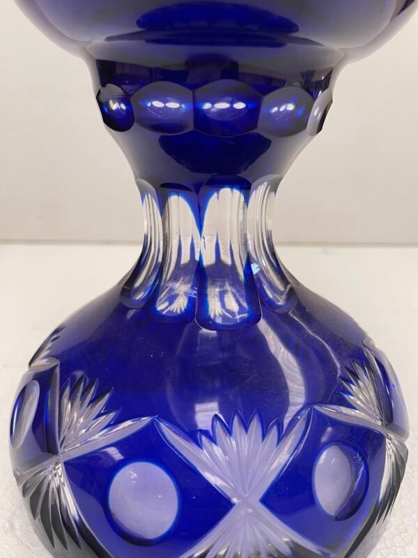 Vaso in cristallo molato blu cobalto con incisioni figurative - Image 4