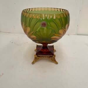 Vaso in vetro verde con base decorata