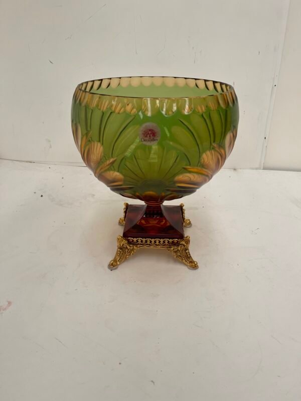 Vaso in vetro verde con base decorata