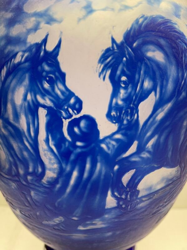 Vaso in cristallo molato blu cobalto con incisioni figurative - Image 3