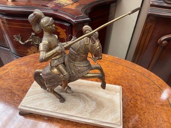 Scultura in bronzo – Cavaliere medievale in armatura su cavallo - Image 5